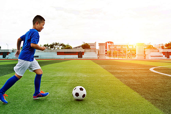 沈陽(yáng)足球場(chǎng)人造草坪，打造綠色運(yùn)動(dòng)場(chǎng)所，讓您盡情享受足球的樂(lè)趣